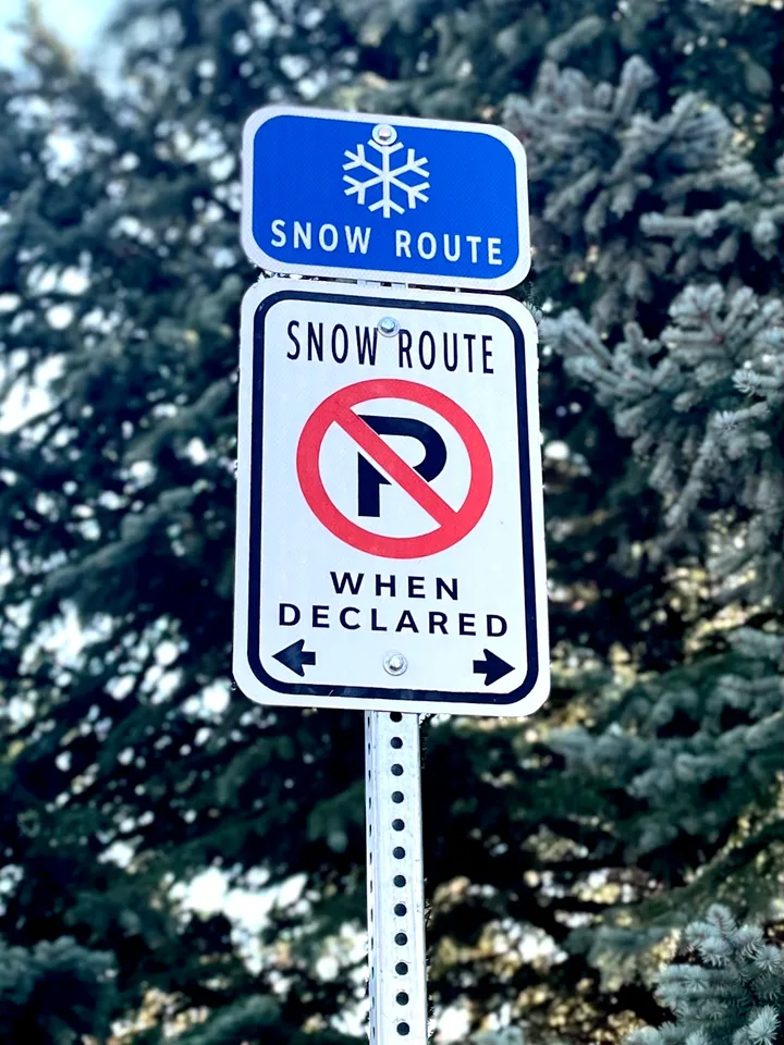 A signed snow route shown by the City of Lethbridge. Parking restrictions apply when a route is declared.